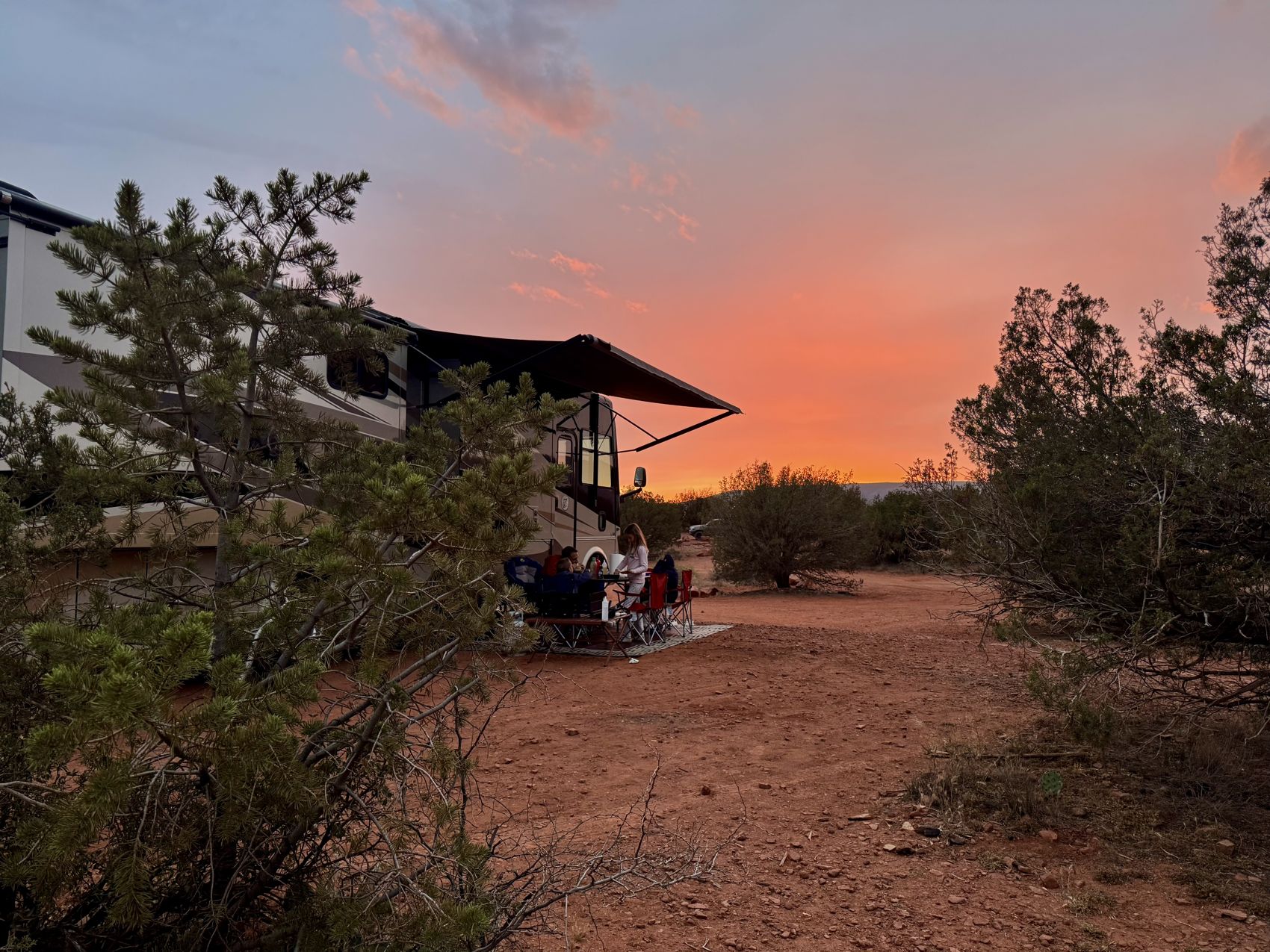 La famille Coste devant le camping-car au coucher du soleil